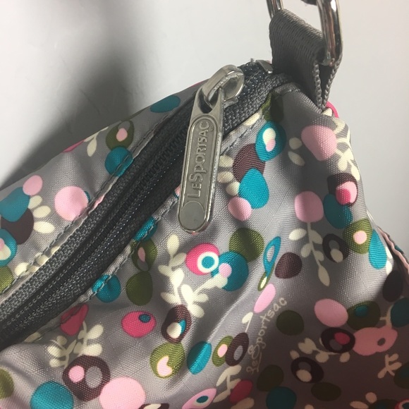 💋SOLD💋 lesportsac Crossbody Bag Floral Pink Grey - Picture 6 of 8